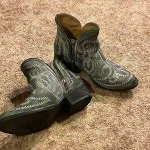 Woman’s Cowgirl Boots (Ankle) Size 9